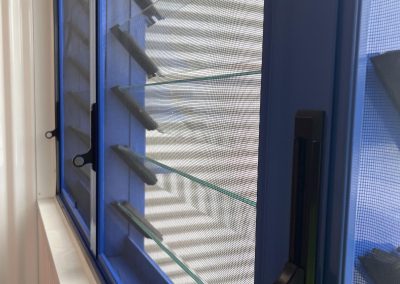 Close up of slide handle in black on Innoscreen System
