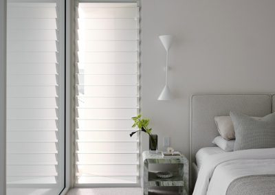 Powerlouvre System with the Apptivate Advance Control Unit in the bedroom